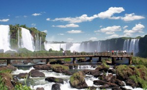 Data da foto: 2008 Vista do Salto Floriano à esquerda e da Garganta do Diabo, no lado argentino, ao fundo.