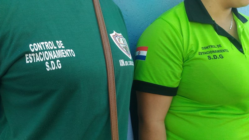 Uniforme de quem trabalha no estacionamento das ruas da cidade