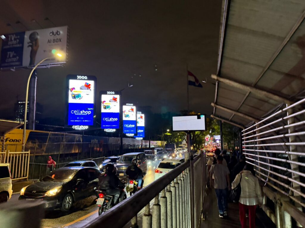 Pessoas atravessam a Ponte da Amizade diariamente antes do sol nascer